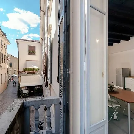 Como Chic And Central